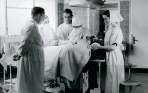 Im Operationssaal des Krankenhauses Gilead, vor 1953
