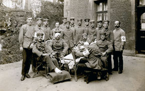 Verwundete Soldaten des Ersten Weltkriegs vor dem Krankenhaus Nebo
