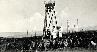 Einweihung des Glockenturms in der Station Dsinga, 1909.