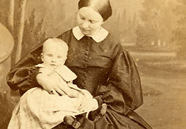 Ida von Bodelschwingh mit ihrem ersten Kind Ernst, um 1864
