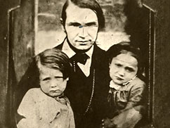 Friedrich von Bodelschwingh in Paris mit zwei „Gassenkehrerkindern“
