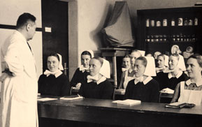 Dr. Fritz v. Bernuth vor einem Schwesternkurs, Ende der 1940er Jahre