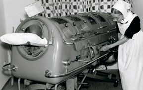 Sarepta-Diakonisse mit einer Eisernen Lunge, nach 1945