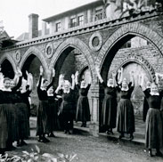Diakonissen bei Freiübungen vor dem Wandelgang des Mutterhauses Sarepta, 1950er Jahre