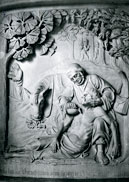 Relief „Der barmherzige Samariter“ im Eingangsbereich des Krankenhauses Gilead
