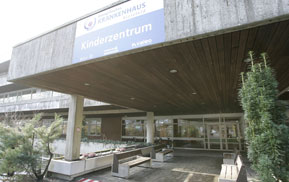 Die neue Kinderklinik von 1977, Eingang
