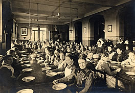 Patientinnen im Speisesaal von Groß-Bethel