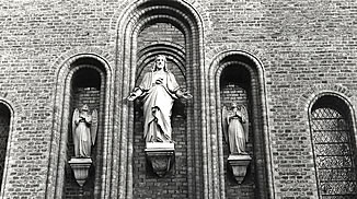 Christusfigur über dem Hauptportal der Zionskirche nach einem Entwurf von Bertel Thorvaldsen