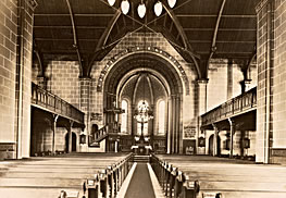 Zionskirche, Blick durch den Mittelgang in den Altarraum
