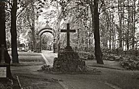 Alter Friedhof, Eingangsportal und Hochkreuz, erste Hälfte des 20. Jahrhunderts