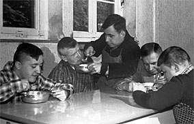 Gegenseitige Hilfe beim Essen, 1962-65