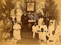 Weihnachtsfeier in der Kapelle in Daressalam 1895. Den Gottesdienst hält Pastor Artur Worms.