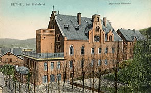 Das Brüderhaus Nazareth, kolorierte Postkarte, erste Hälfte des 20. Jahrhunderts.