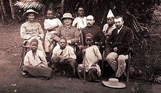 Die Missionare Paul Wohlrab, Hermann Becker, Karl Meinhardt und Ernst Johanssen (von links nach rechts) mit befreiten Sklavenkindern, vor 1894.