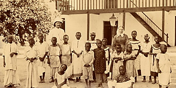 Schwester Lina Diekmann und Diakon Wilhelm Bokermann 1896/97 in Tanga mit freigekauften Sklavenkindern, die nach Lutindi gebracht werden sollen.
