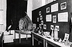 Missionsschau in der alten Theologischen Schule zum 50jährigen Jubiläum der Bethel-Mission, 1936. Modell einer Hayahütte, Korbwaren und hölzerne Milchgefäße.