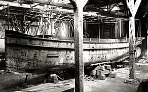 Das Motorboot „Bodelschwingh“ der Bethel-Mission, „seiner Majestät kleinstes Kriegsschiff, das zu Beginn des Ersten Weltkriegs die deutsche Herrschaft auf dem Kivusee sicherte. Angesichts der drohenden Niederlage wurde es 1916 von der deutschen Schutztruppe versenkt.