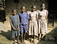 AIDS-Waisenkinder in dem von der Evangelisch-Lutherischen Kirche in Tansania getragenen Huyawa-Projekt, Bukoba.